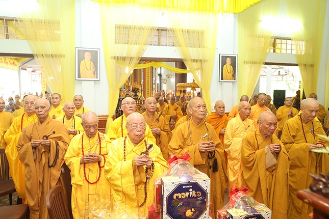 Chư tôn giáo phẩm niêm hương cầu nguyện