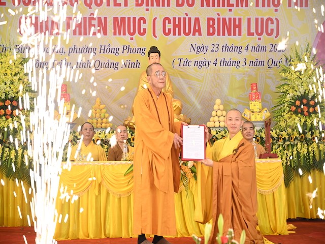 Hòa thượng Thích Đạo Quang, Phó ban Thường trực Ban Trị sự GHPGVN tỉnh Quảng Ninh trao quyết định bổ nhiệm trụ trì đến Đại đức Thích Minh Thịnh Hòa thượng Thích Đạo Quang, Phó ban Thường trực Ban Trị sự GHPGVN tỉnh Quảng Ninh trao quyết định bổ nhiệm trụ trì đến Đại đức Thích Minh Thịnh