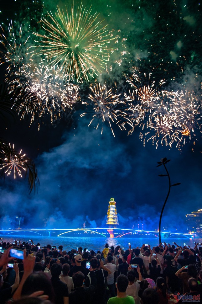 Các chùm pháo hoa tỏa sáng trên bầu trời