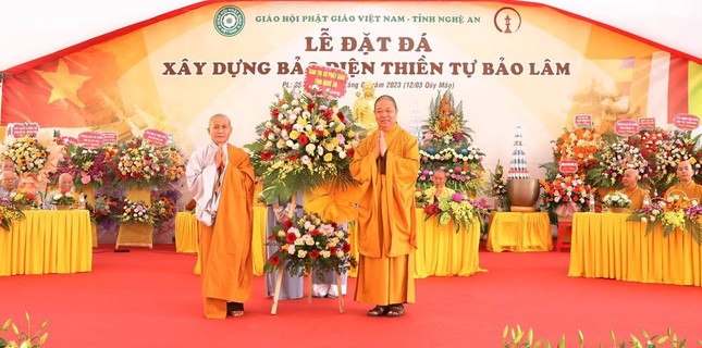 Ban Trị sự GHPGVN tỉnh Nghệ An tặng hoa chúc mừng đến Sư cô Thích nữ Huệ Hiếu, trụ trì thiền tự Bảo Lâm Ban Trị sự GHPGVN tỉnh Nghệ An tặng hoa chúc mừng đến Sư cô Thích nữ Huệ Hiếu, trụ trì thiền tự Bảo Lâm