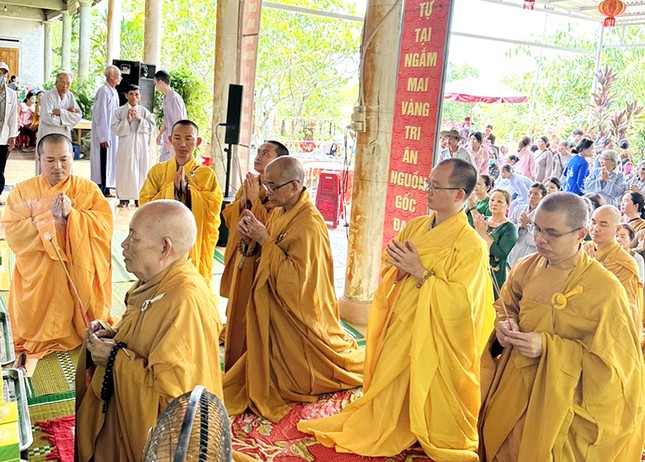 Chư tôn đức dâng hương cầu nguyện Chư tôn đức dâng hương cầu nguyện