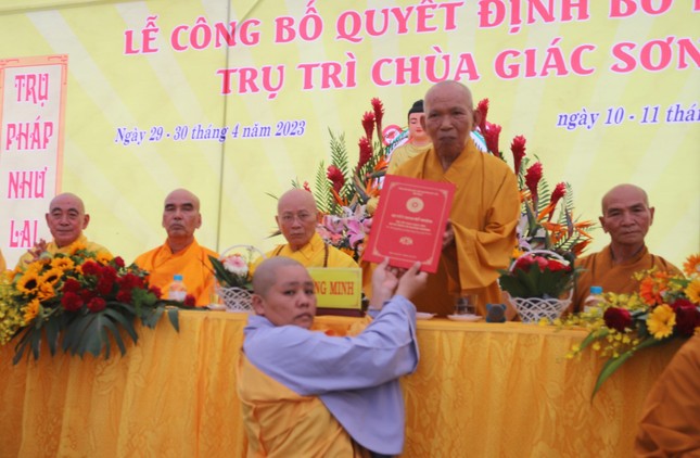 Hòa thượng Thích Đồng Tiến trao quyết định bổ nhiệm trụ trì chùa Giác Sơn đến Sư cô Thích nữ Quảng Nghiêm Hòa thượng Thích Đồng Tiến trao quyết định bổ nhiệm trụ trì chùa Giác Sơn đến Sư cô Thích nữ Quảng Nghiêm