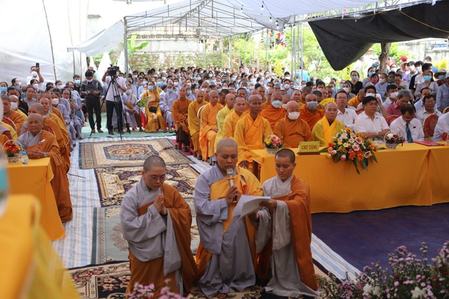 Sư cô Thích nữ Quảng Nghiêm, tân trụ trì chùa Giác Sơn dâng lời phát nguyện Sư cô Thích nữ Quảng Nghiêm, tân trụ trì chùa Giác Sơn dâng lời phát nguyện