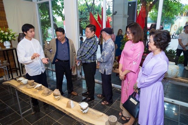 Nguyễn Trường Sơn chia sẻ về Gốm Bụt với khách tham quan triển lãm - Ảnh: GB Nguyễn Trường Sơn chia sẻ về Gốm Bụt với khách tham quan triển lãm - Ảnh: GB