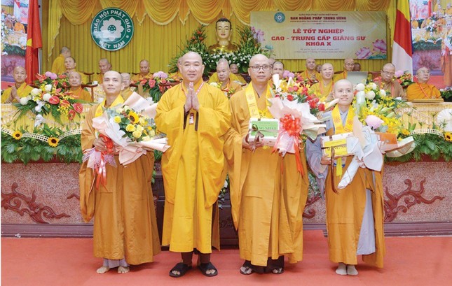 Thượng tọa Thích Phước Nguyên trao tặng quà đến 3 vị thủ khoa - Ảnh: Bảo Toàn Thượng tọa Thích Phước Nguyên trao tặng quà đến 3 vị thủ khoa - Ảnh: Bảo Toàn