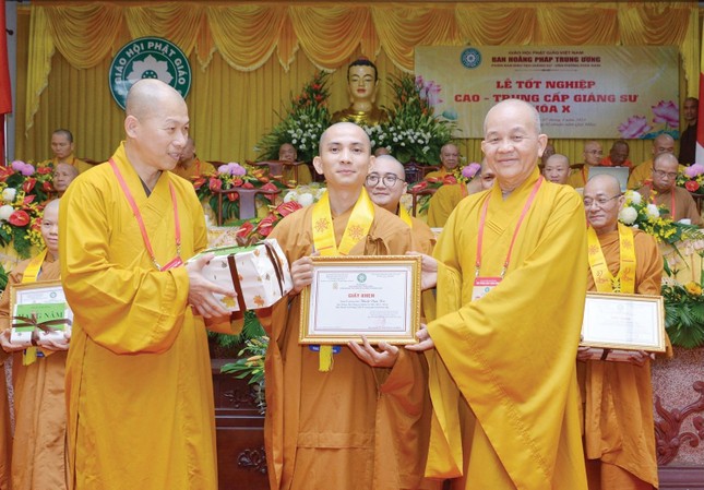 Đại đức Thích Vạn Tín, thủ khoa Lớp Trung cấp Giảng sư khóa X - Ảnh: Bảo Toàn Đại đức Thích Vạn Tín, thủ khoa Lớp Trung cấp Giảng sư khóa X - Ảnh: Bảo Toàn