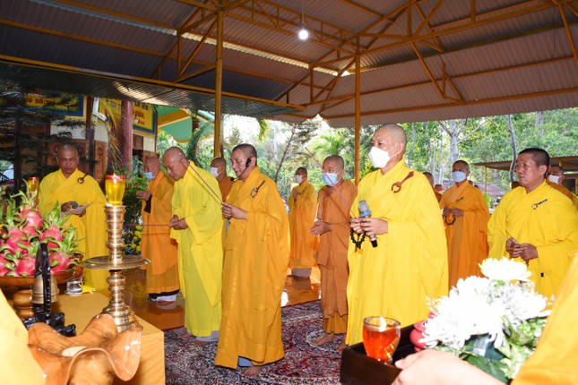 Chư tôn đức niêm hương bạch Phật Chư tôn đức niêm hương bạch Phật