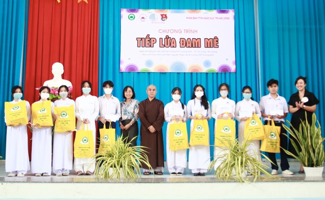 Trao học bổng đến các em học sinh Trao học bổng đến các em học sinh