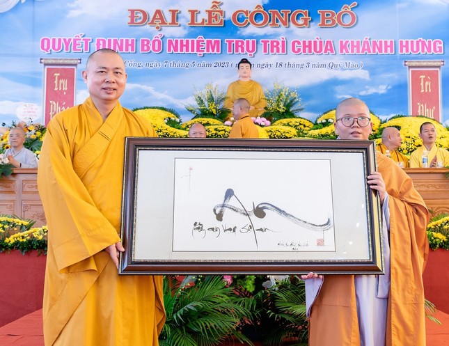 Thượng tọa Thích Tâm Đức tặng quà đến Sư cô tân trụ trì chùa Khánh Hưng