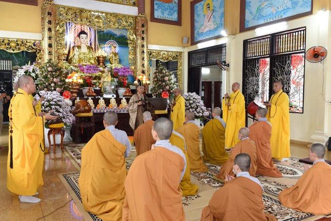 Ban Kinh sư thực hiện nghi thức cúng ngọ