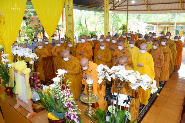 Chư tôn giáo phẩm thắp hương tưởng niệm