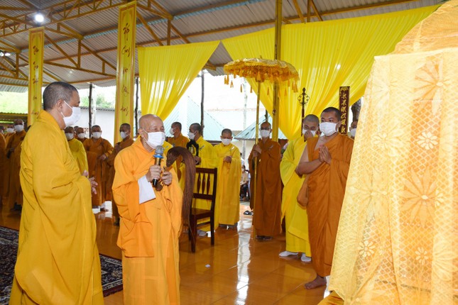 Cử hành nghi lễ phất trần