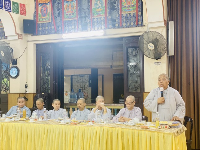 Ni sư Thích nữ Lệ Thuận đóng góp ý kiến tại phiên họp Ni sư Thích nữ Lệ Thuận đóng góp ý kiến tại phiên họp