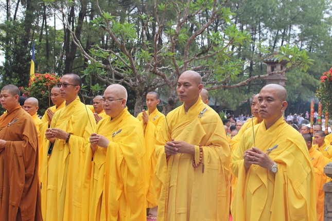 Dâng hương tưởng niệm Đại lão Hòa thượng Thích Đôn Hậu tại bảo tháp của ngài Dâng hương tưởng niệm Đại lão Hòa thượng Thích Đôn Hậu tại bảo tháp của ngài