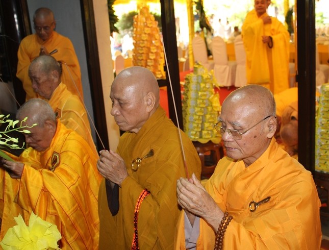 Chư tôn giáo phẩm thắp hương tưởng niệm Chư tôn giáo phẩm thắp hương tưởng niệm