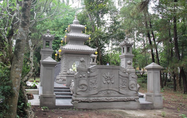 Bảo tháp cố Ni trưởng Thích nữ Chơn Hiền trong khuôn viên chùa Diệu Viên