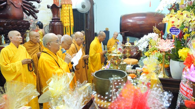 Chư tôn đức thắp hương cầu nguyện Chư tôn đức thắp hương cầu nguyện