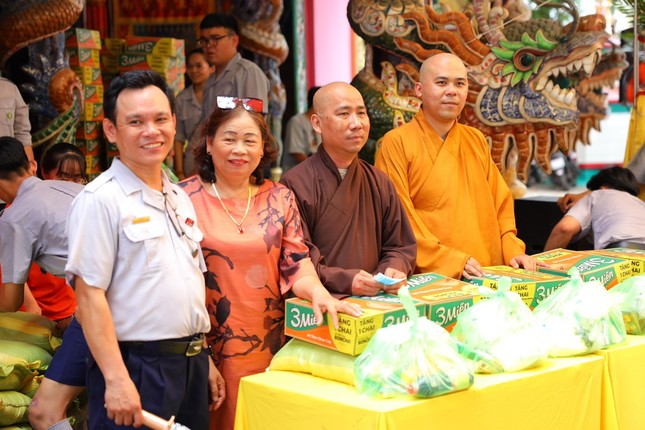 Chùa Tập Thành chuẩn bị các phần quà để trao tặng Hội Người mù, người khó khăn Chùa Tập Thành chuẩn bị các phần quà để trao tặng Hội Người mù, người khó khăn