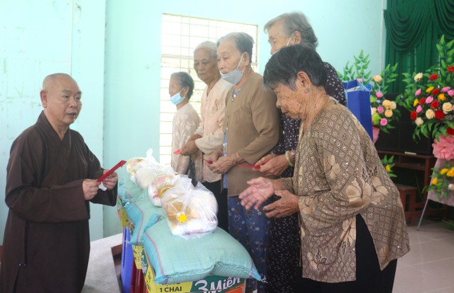 Thượng tọa Thích Huệ Công trao quà đến bà con Thượng tọa Thích Huệ Công trao quà đến bà con