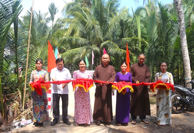 Cắt băng khánh thành cầu nông thôn Cắt băng khánh thành cầu nông thôn