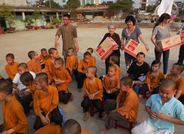Cố nghệ sĩ Út Bạch Lan trong một chuyến thăm, tặng quà đến các em mồ côi tại chùa Từ Hạnh (TP.HCM) - Ảnh: Thanh Hiệp Cố nghệ sĩ Út Bạch Lan trong một chuyến thăm, tặng quà đến các em mồ côi tại chùa Từ Hạnh (TP.HCM) - Ảnh: Thanh Hiệp