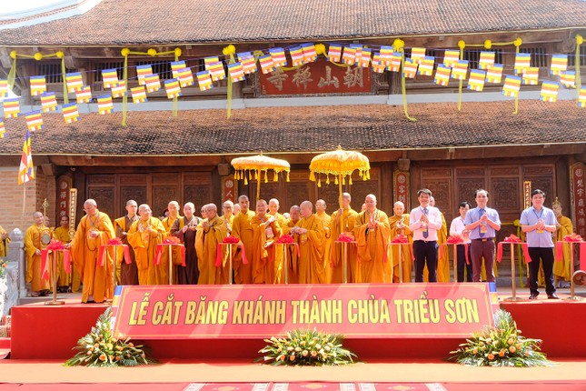 Cắt băng khánh thành chùa Triều Sơn