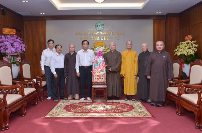 Phái đoàn Ban Tôn giáo tặng hoa chúc mừng đến Ban Trị sự GHPGVN TP.HCM nhân Đại lễ Phật đản Phật lịch 2567
