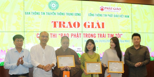Các tác giả nhận giải thưởng Các tác giả nhận giải thưởng