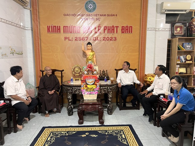 Đoàn UBMTTQVN TP.HCM tặng quà chúc mừng Phật đản đến Ban Trị sự GHPGVN Q.6 Đoàn UBMTTQVN TP.HCM tặng quà chúc mừng Phật đản đến Ban Trị sự GHPGVN Q.6