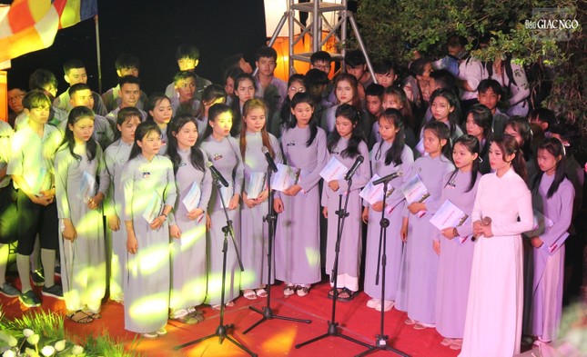 Đoàn sinh Gia đình Phật tử cử bài ca &quot;Sen trắng&quot;