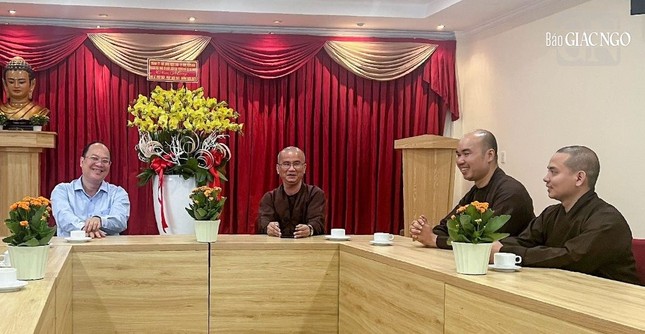 Chư tôn đức hoan hỷ đón tiếp phái đoàn