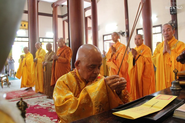 Trưởng lão Hòa thượng Thích Đức Thanh niêm hương bạch Phật