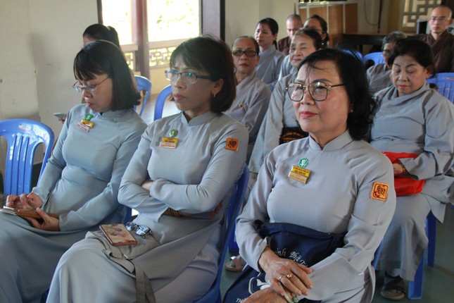 Phật tử tham dự buổi tọa đàm để biết thế hệ đi trước đã bảo vệ Đạo pháp như thế nào