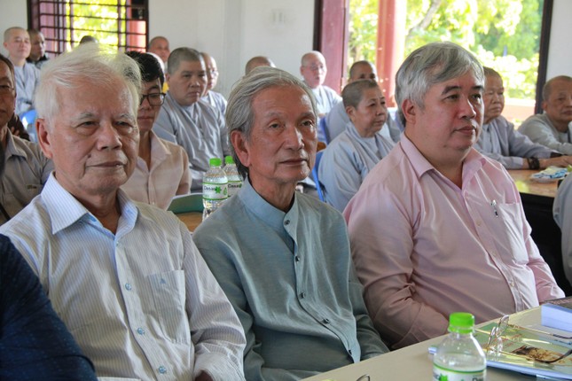 Nhân sĩ trí thức tham dự