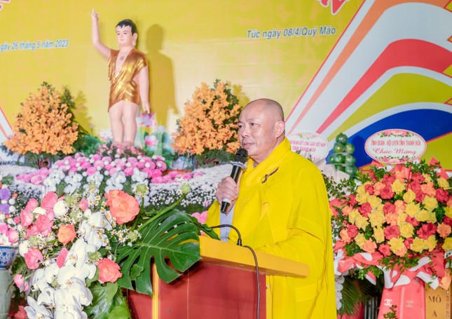 Thượng tọa Thích Tâm Định tuyên đọc Diễn văn Phật đản Phật lịch 2567 của Hòa thượng Chủ tịch Hội đồng Trị sự