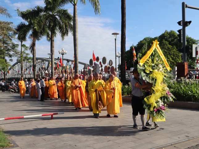 Ban Trị sự GHPGVN tỉnh Thừa Thiên Huế cùng các Phật tử đến đặt vòng hoa tưởng niệm tại Đài Thánh tử đạo Ban Trị sự GHPGVN tỉnh Thừa Thiên Huế cùng các Phật tử đến đặt vòng hoa tưởng niệm tại Đài Thánh tử đạo