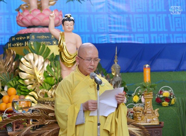 Hòa thượng Thích Hoằng Tri tuyên đọc Diễn văn Phật đản của Hòa thượng Chủ tịch Hội đồng Trị sự GHPGVN