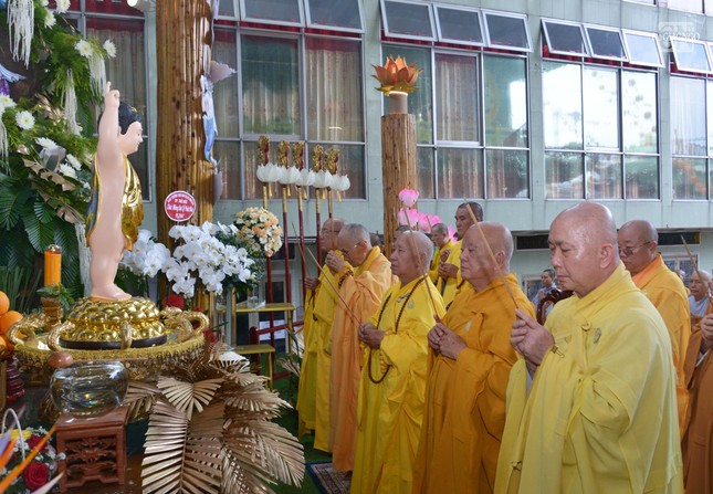 Chư tôn giáo phẩm thành kính dâng hương