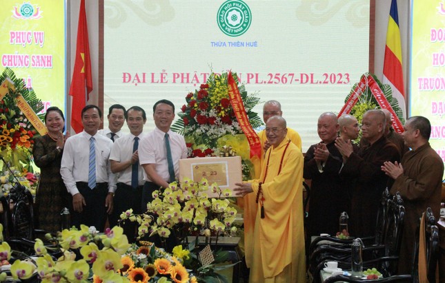 Ông Phan Thiên Định, Bí thư Thành ủy TP.Huế cùng các thành viên của phái đoàn tặng hoa chúc mừng Ông Phan Thiên Định, Bí thư Thành ủy TP.Huế cùng các thành viên của phái đoàn tặng hoa chúc mừng