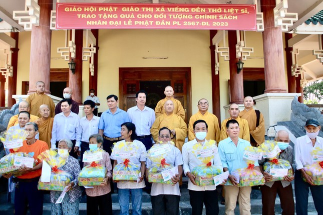 Tặng quà đến gia đình chính sách khó khăn Tặng quà đến gia đình chính sách khó khăn