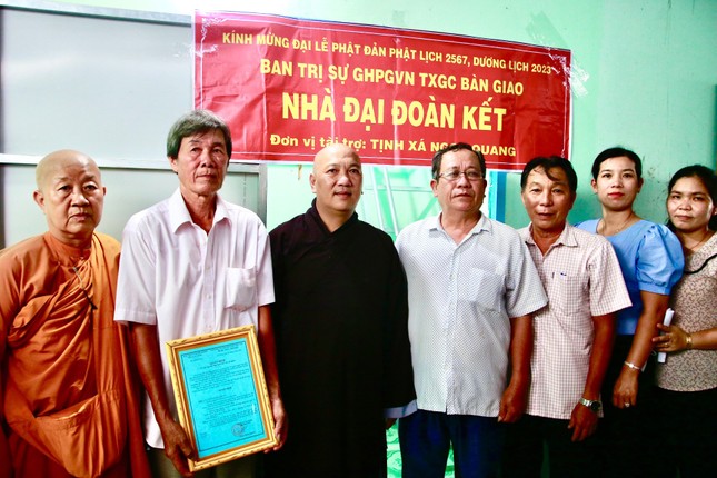 Trao nhà Đại đoàn kết đến hộ gia đình khó khăn tại ấp Long Hưng, xã Long Chánh, thị xã Gò Công Trao nhà Đại đoàn kết đến hộ gia đình khó khăn tại ấp Long Hưng, xã Long Chánh, thị xã Gò Công