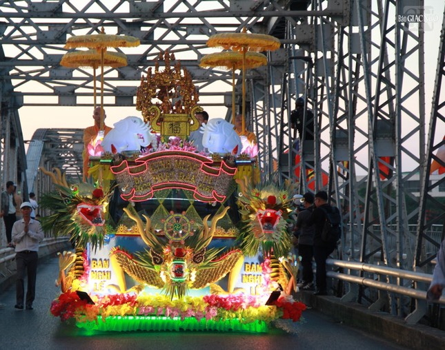 Đoàn xe hoa rước Phật