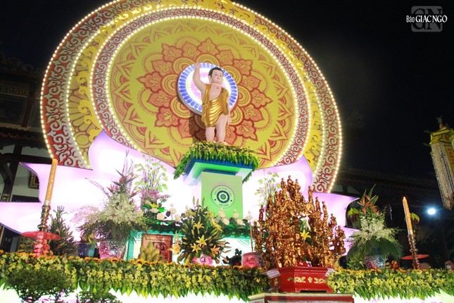 Kim thân Đức Phật sơ sanh được tôn trí tại lễ đài tổ đình Từ Đàm sau khi rước để Tăng Ni, Phật tử đảnh lễ