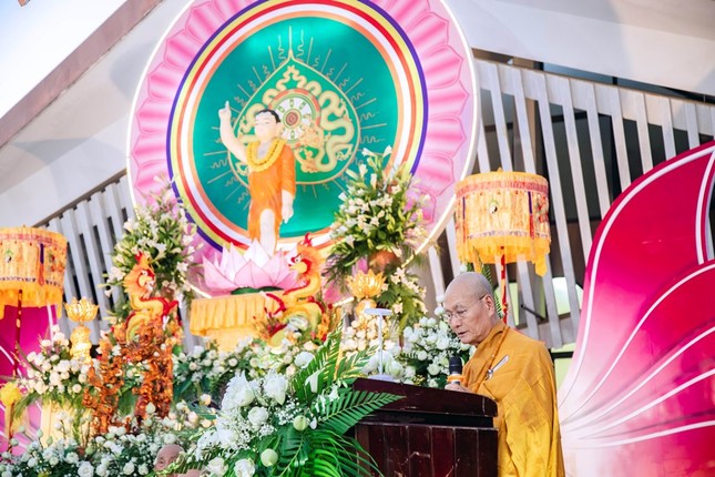 Hòa thượng Thích Hải Ấn đọc Diễn văn Phật đản của Hòa thượng Chủ tịch Hội đồng Trị sự