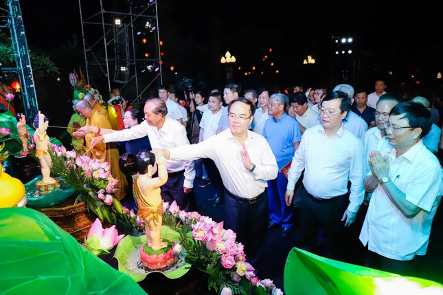 Thực hiện nghi thức Tắm Phật Thực hiện nghi thức Tắm Phật