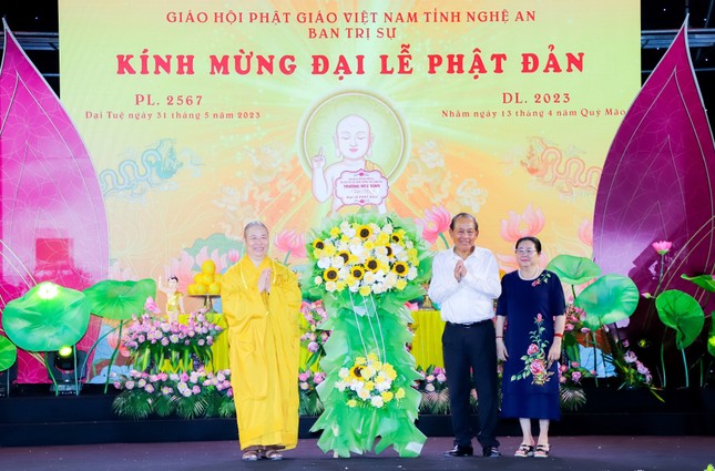 Nguyên Phó Thủ tướng Thường trực Chính phủ Trương Hòa Bình tặng hoa chúc mừng Ban Trị sự GHPGVN tỉnh Nguyên Phó Thủ tướng Thường trực Chính phủ Trương Hòa Bình tặng hoa chúc mừng Ban Trị sự GHPGVN tỉnh