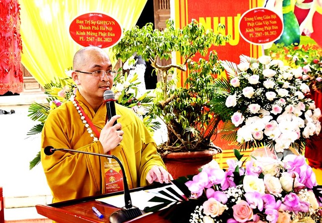 Đại đức Thích Nguyên Chính tuyên đọc Diễn văn Đại lễ Phật đản Phật lịch 2567 của Hòa thượng Chủ tịch Hội đồng Trị sự GHPGVN