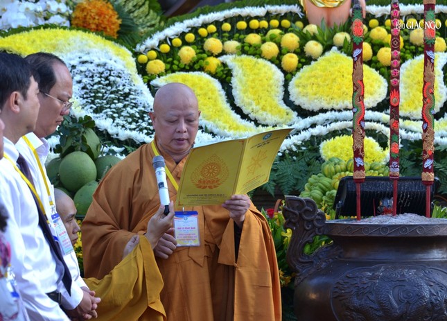 Hòa thượng Thích Lệ Trang tuyên đọc Thông điệp Đại lễ Phật đản của Đức Pháp chủ GHPGVN