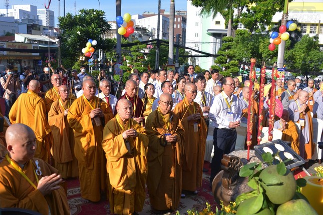 Chư tôn giáo phẩm dâng hương tưởng niệm Bồ-tát Thích Quảng Đức