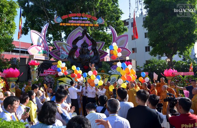 Chư tôn đức cùng đại biểu thả bong bóng bay mang thông điệp hòa bình